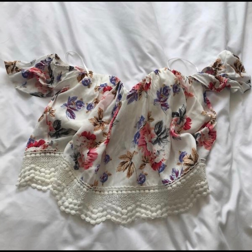 So pretty floral off the shoulder crop top!